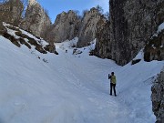 32 Sulle nevi del 'labirinto' , valloncello innevato tra ghiaoni e torrioni della Cornagera 